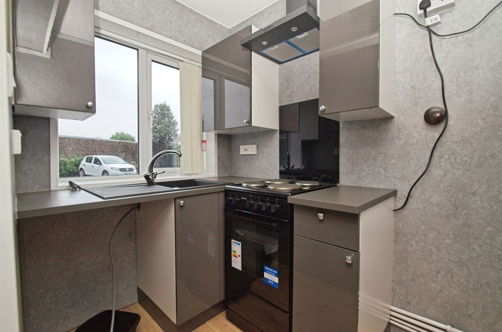 Property photo 3 of 10 Kitchen