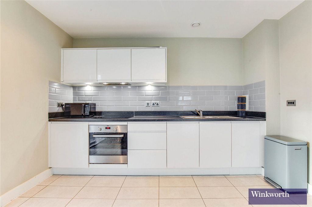 Property photo 3 of 10 Kitchen
