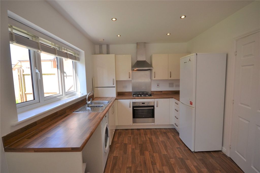 Property photo 3 of 10 Kitchen