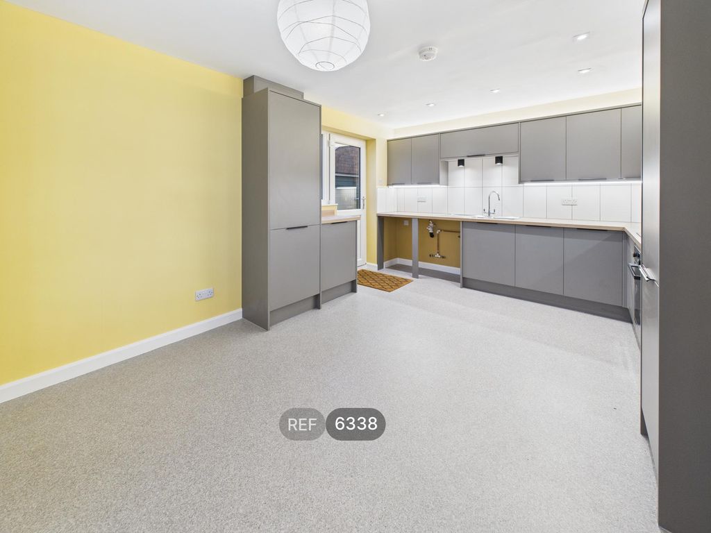 Property photo 3 of 19 Kitchen