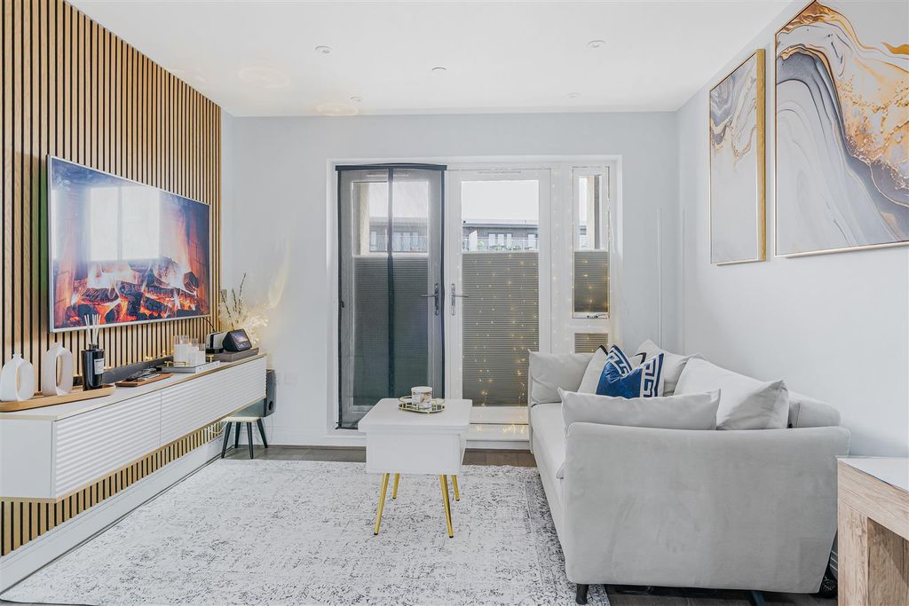 Property photo 3 of 14 Living Room