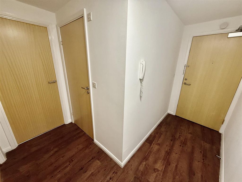 Property photo 3 of 9 Entrance Hall