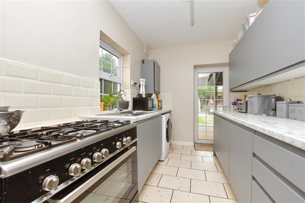Property photo 3 of 9 Kitchen