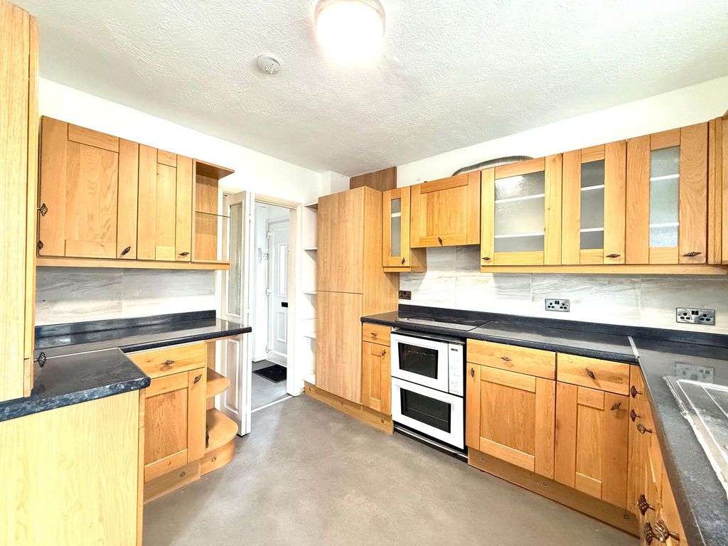 Property photo 3 of 12 Kitchen 1