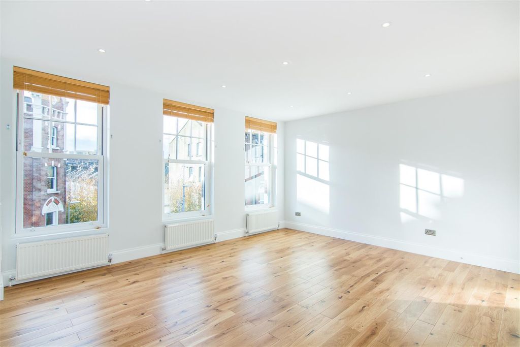 Property photo 3 of 8 71B - Lounge.Jpg