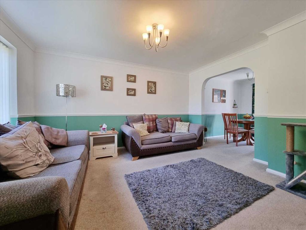 Property photo 2 of 15 Lounge: