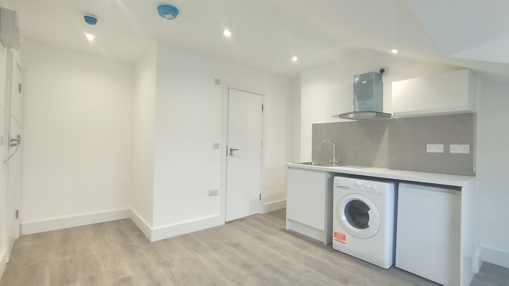 Property photo 2 of 6 Bedroom 1