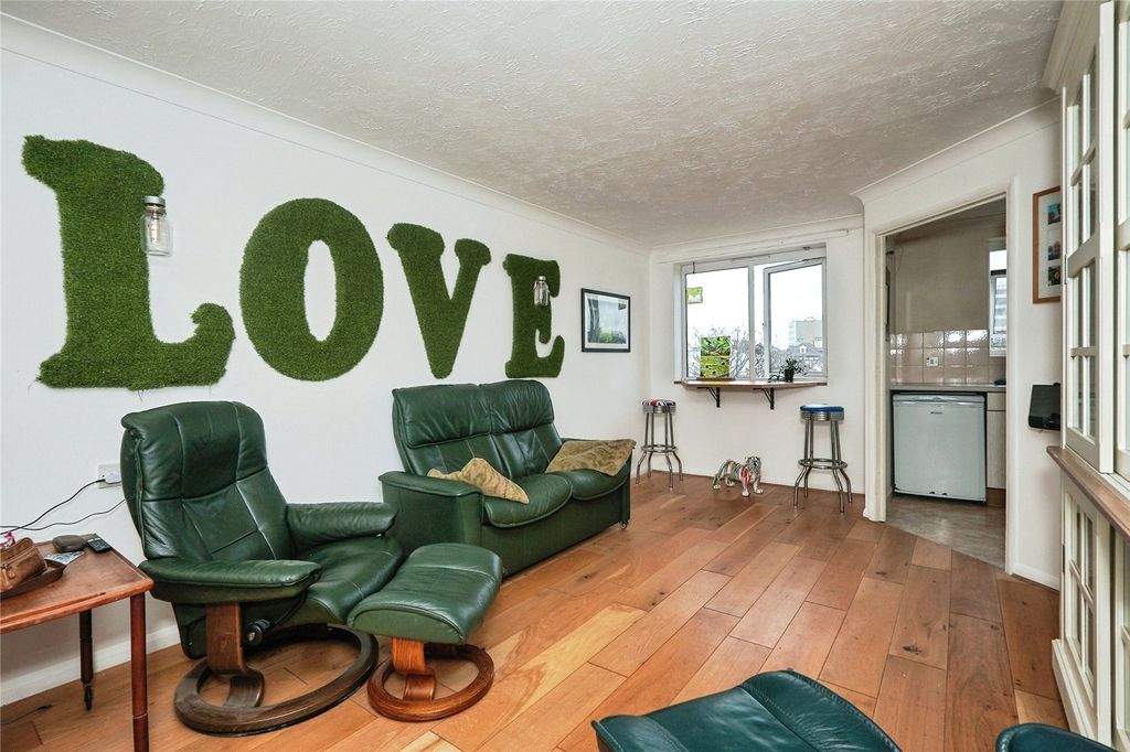 Property photo 2 of 11 Lounge