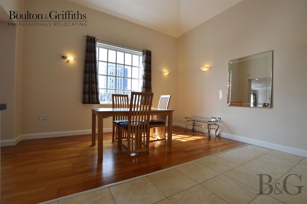 Property photo 3 of 21 Dining