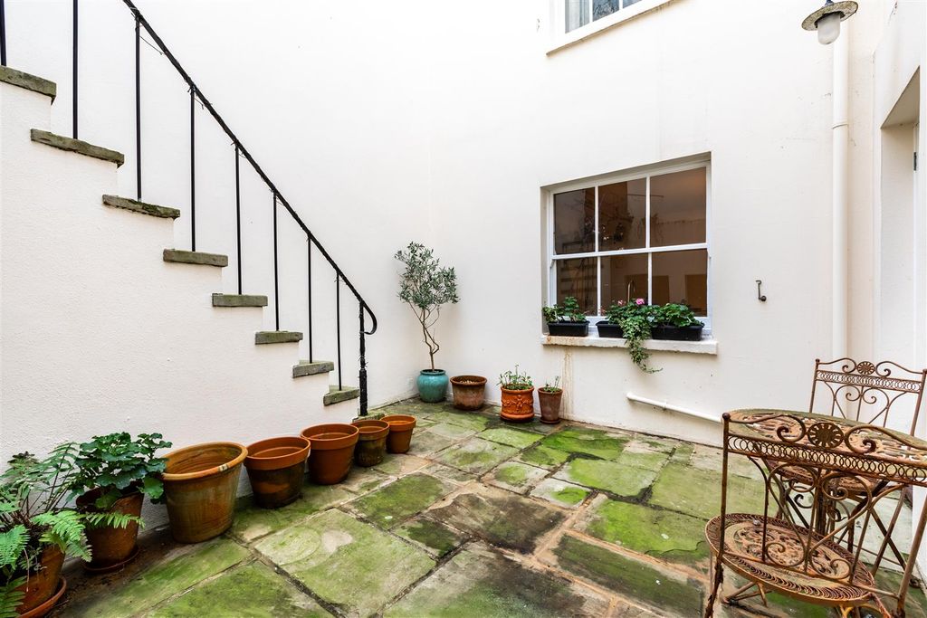 Additional image 7 of 5 bed detached house to rentLansdowne Square, Hove BN3