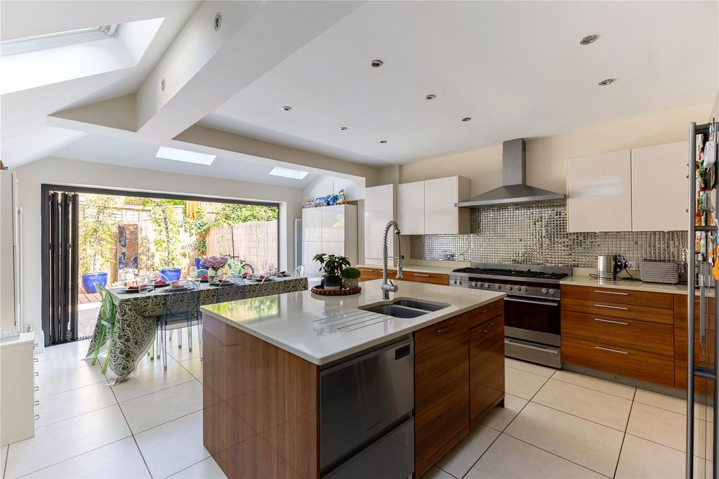 Property photo 2 of 17 Kitchen