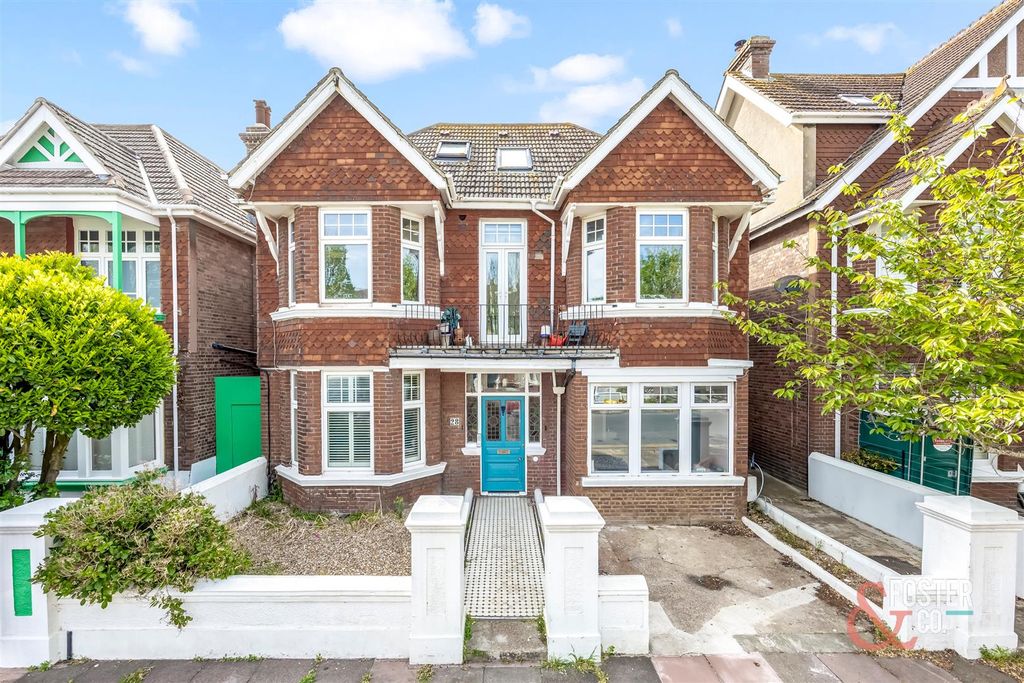 Property photo 1 of 21 Carlisle Road 28-020.Jpg