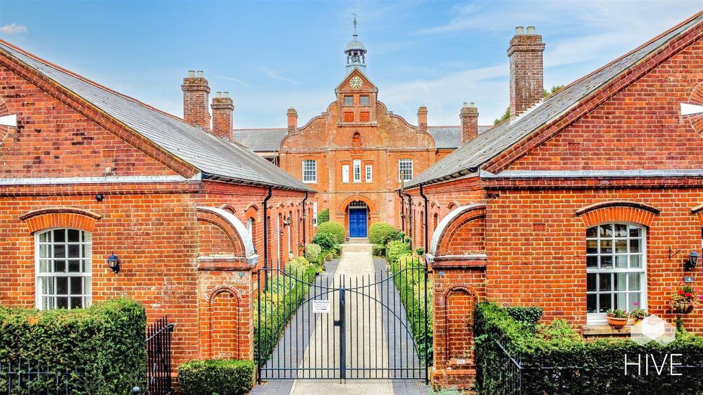 Property photo 1 of 21 Barton Hall, Fordingbridge