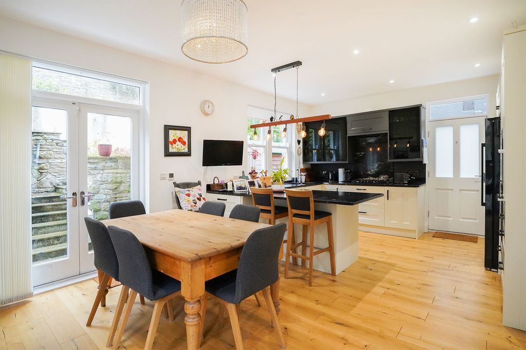 Property photo 3 of 36