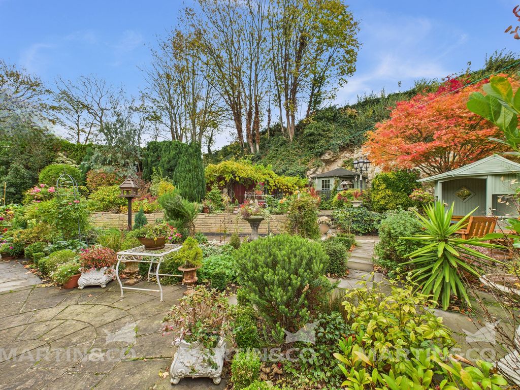 Property photo 2 of 17 Cam02406G0-Pr0531-Still018