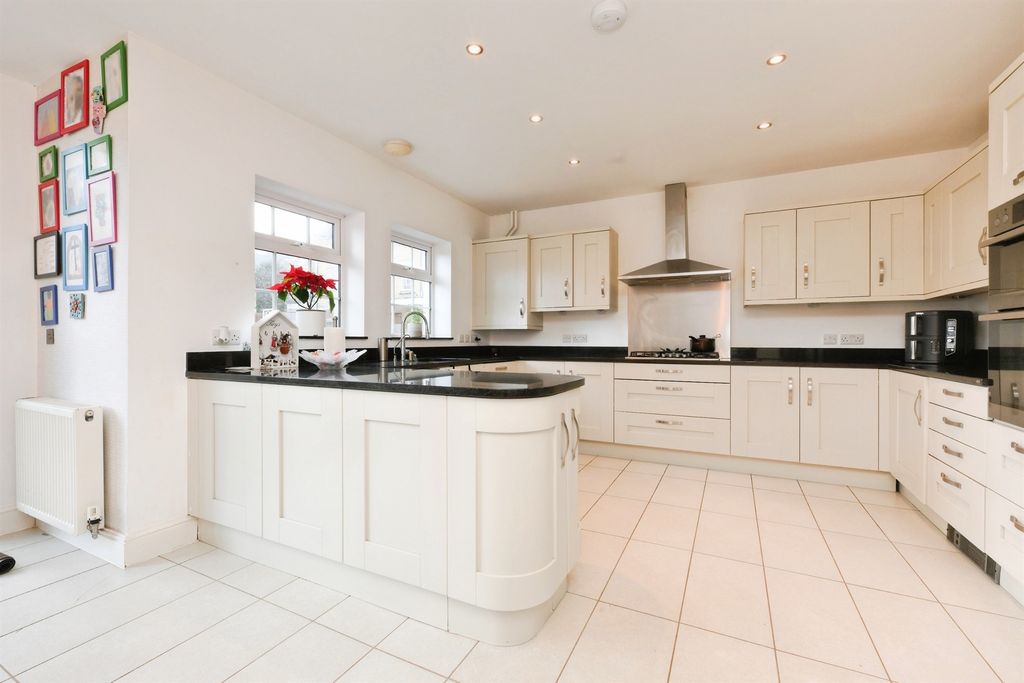 Property photo 2 of 21