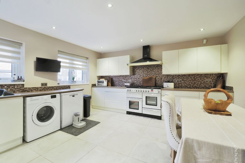 Property photo 2 of 19 11Grosvenorcloseretforddn227Hp-002