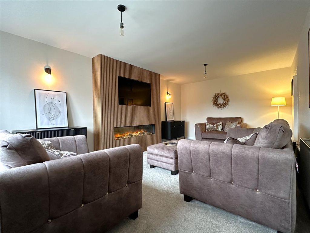 Property photo 2 of 23 Large Living Room 755
