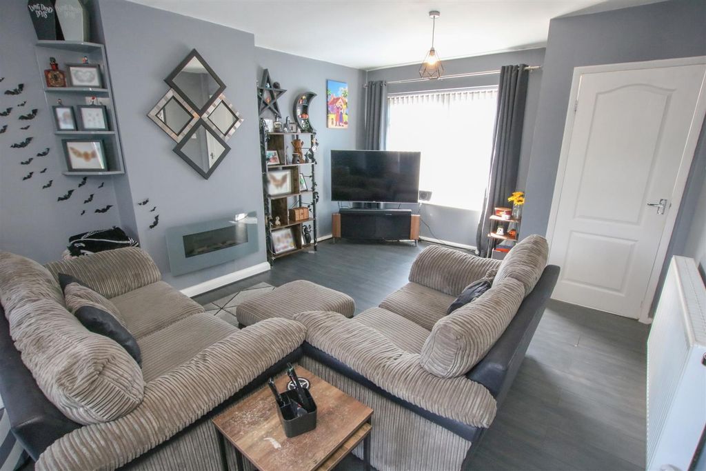 Property photo 3 of 16 Lounge