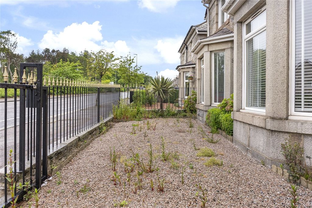Property photo 3 of 36 Queens Road