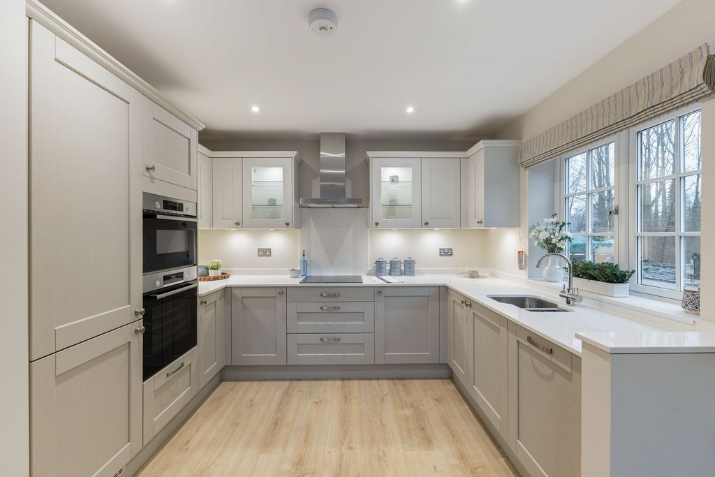 Property photo 2 of 14 *Show Home*