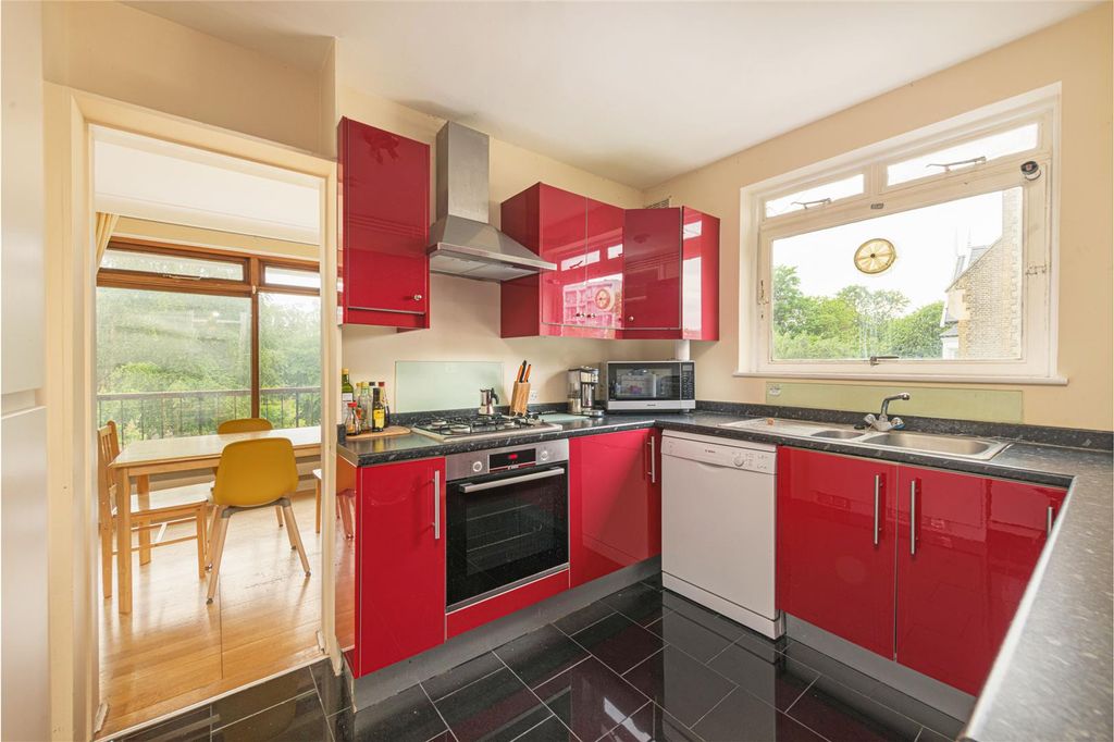 Property photo 3 of 13 5 Claremont Kit.Jpg
