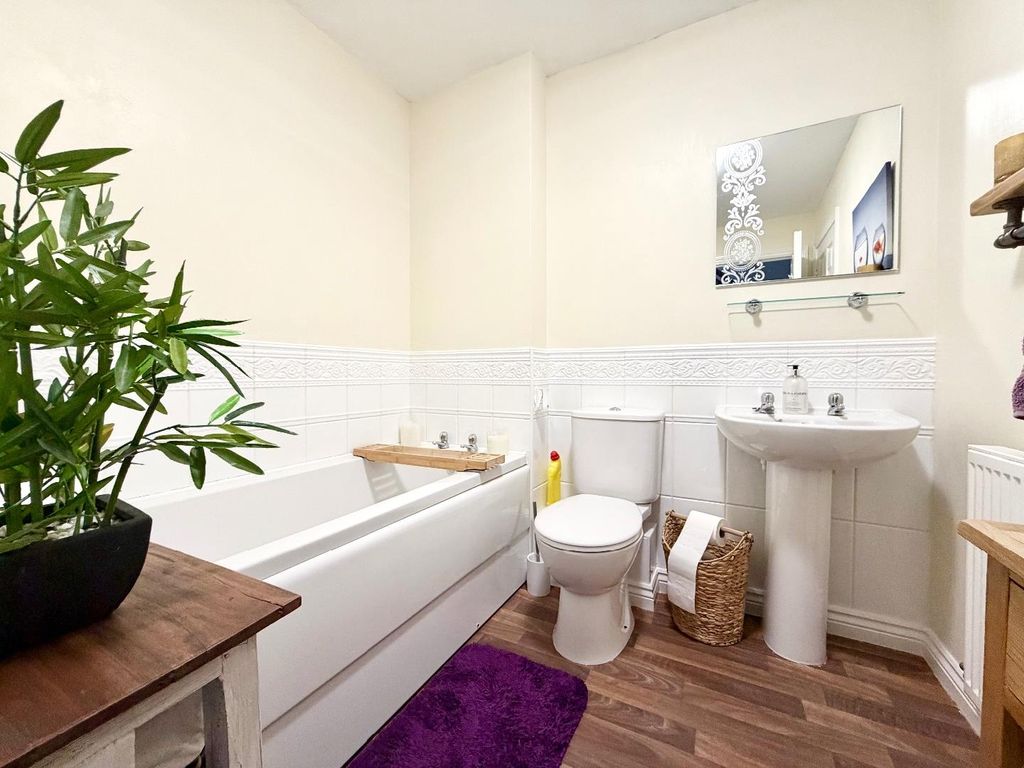 Property photo 3 of 11 Bathroom