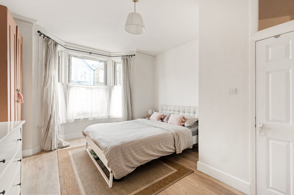 Property photo 3 of 17 141120255_Wwhrs_19A Baronet Road _N17 0Lu_011