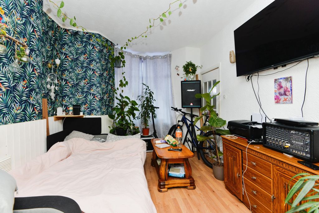 Property photo 2 of 15 Lounge