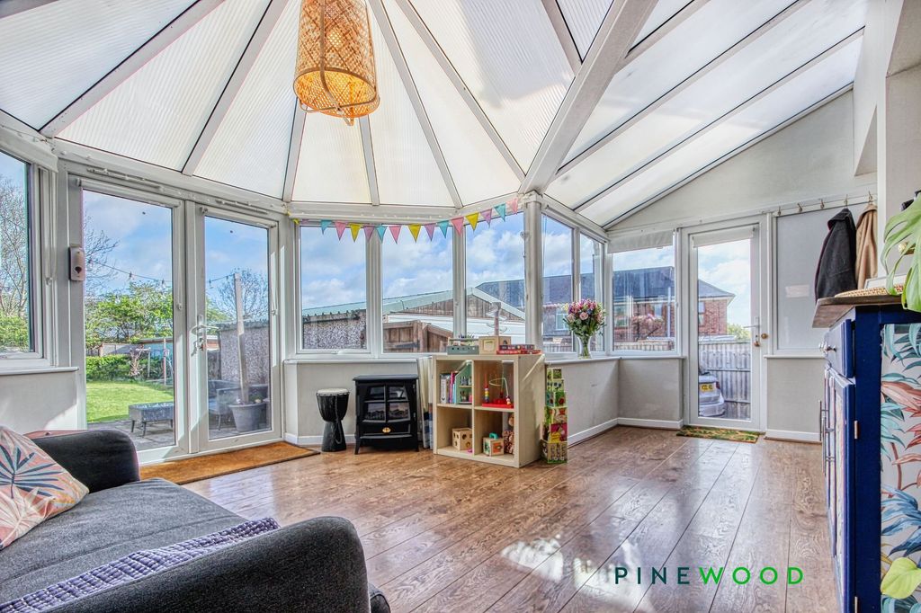 Property photo 3 of 34 Conservatory