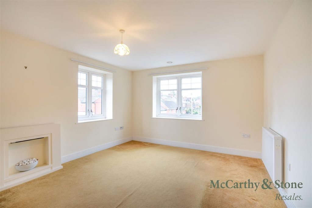 Property photo 2 of 19 8706869-Interior05.Jpg