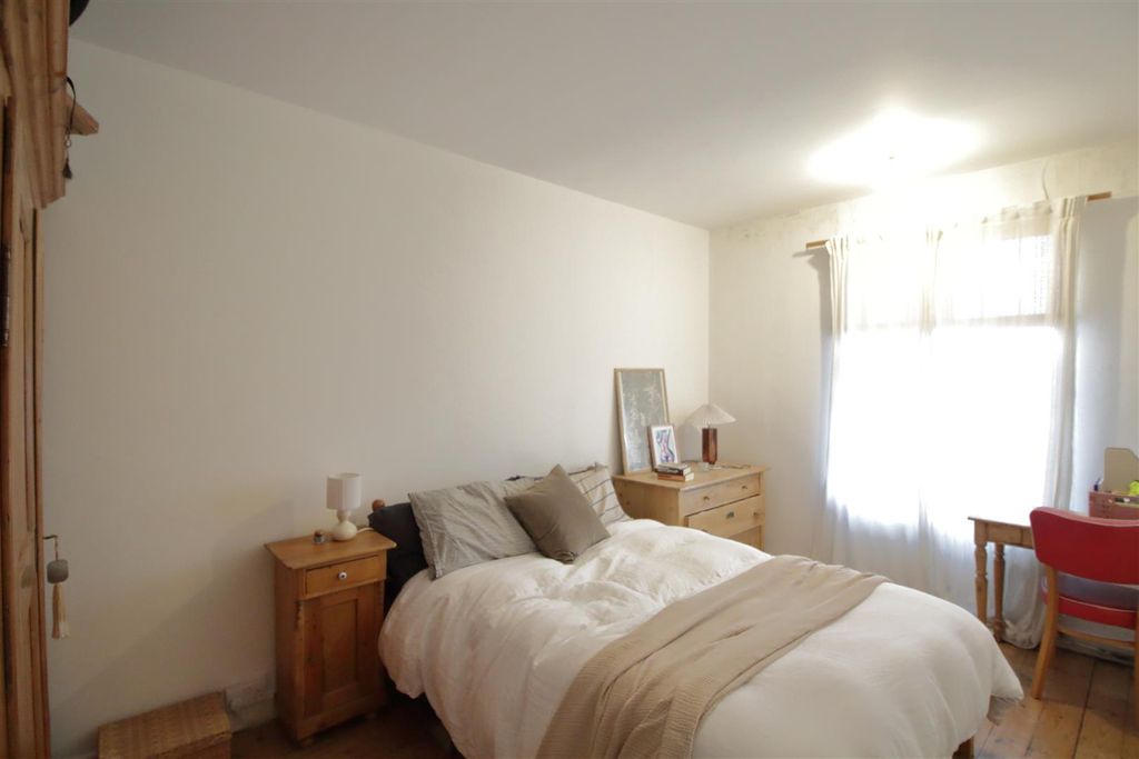 Property photo 3 of 13 Eden Harper Brixton Hill Court