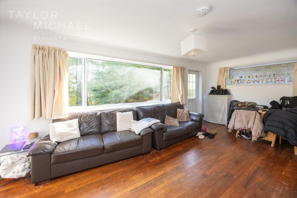 Property photo 3 of 17 Living Room