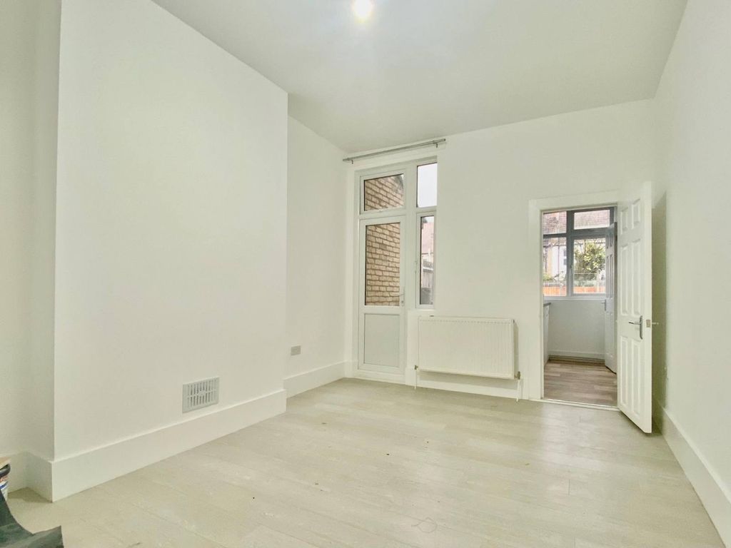 Property photo 1 of 7 Double Bedroom With Ensuite Available To Be Let Immediately In Mitcham