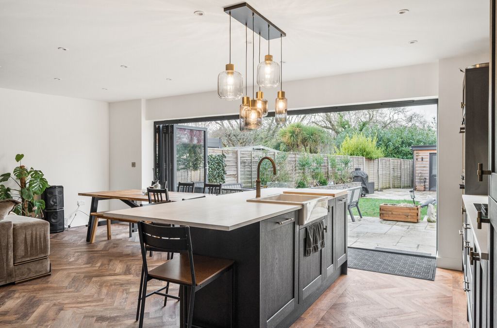 Property photo 3 of 15 1397430-13-696127...