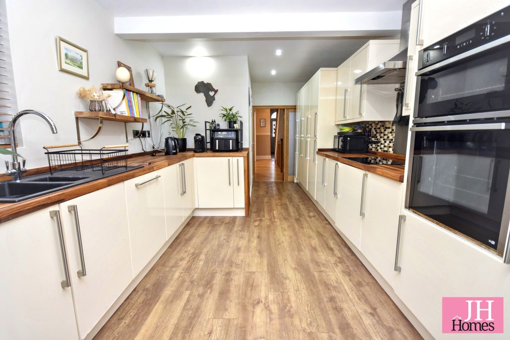 Property photo 3 of 23