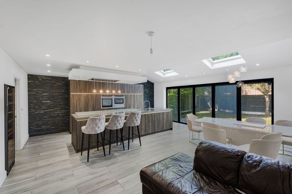 Property photo 2 of 43