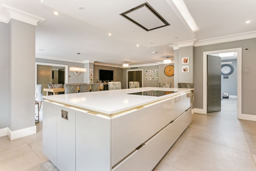 Property photo 3 of 30 16 Woodhill Avenu...