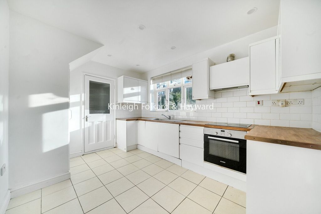 Property photo 3 of 19 Kitchen