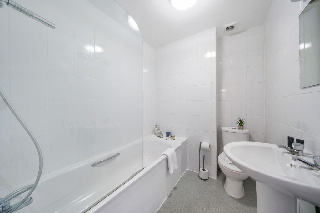 Property photo 2 of 9 Bedroom