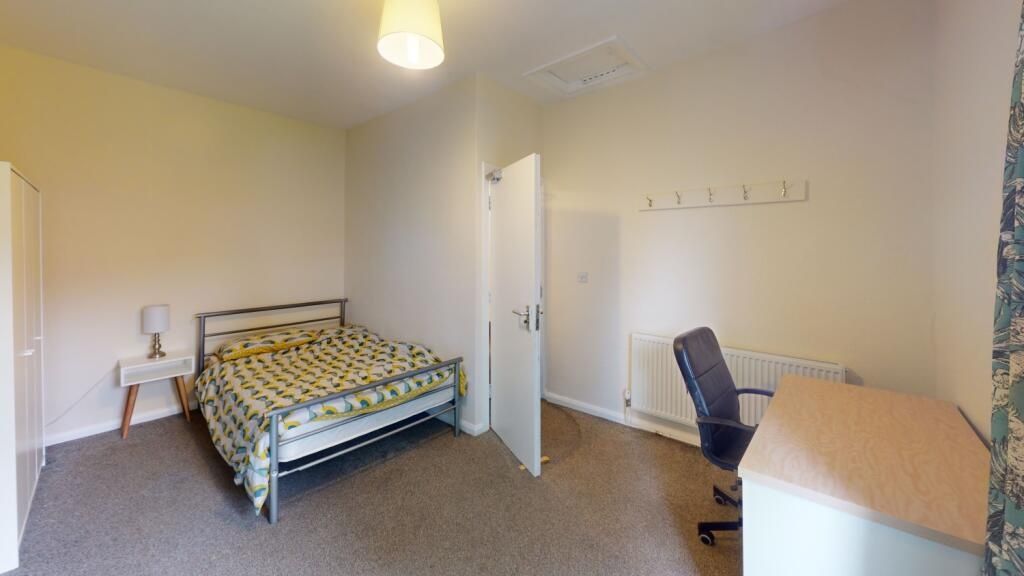 Property photo 3 of 10 Bright And Neat Double Bedroom Featuring A Comfort...