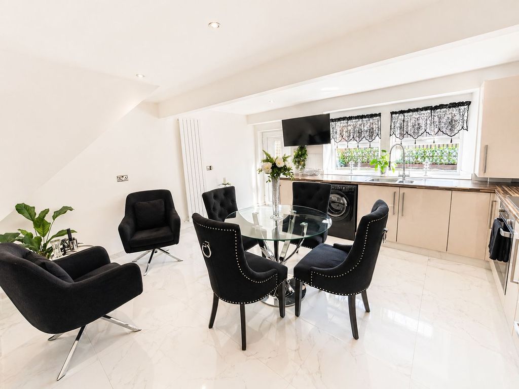 Property photo 3 of 11 Kitchen#