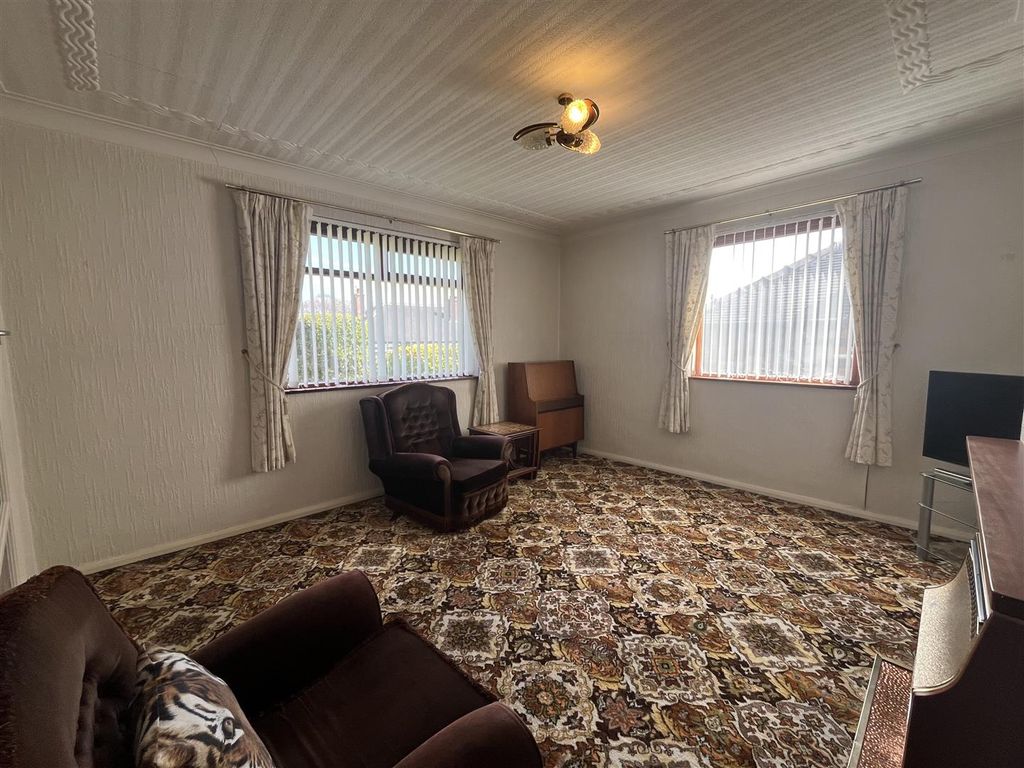 Property photo 3 of 13 Lounge