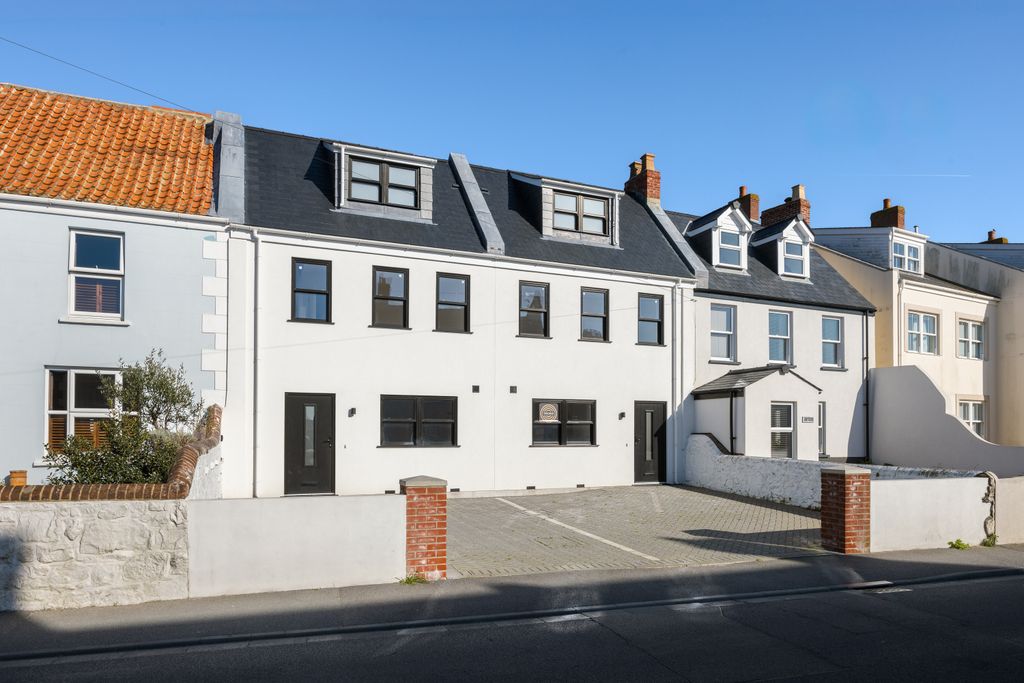 Property photo 2 of 20