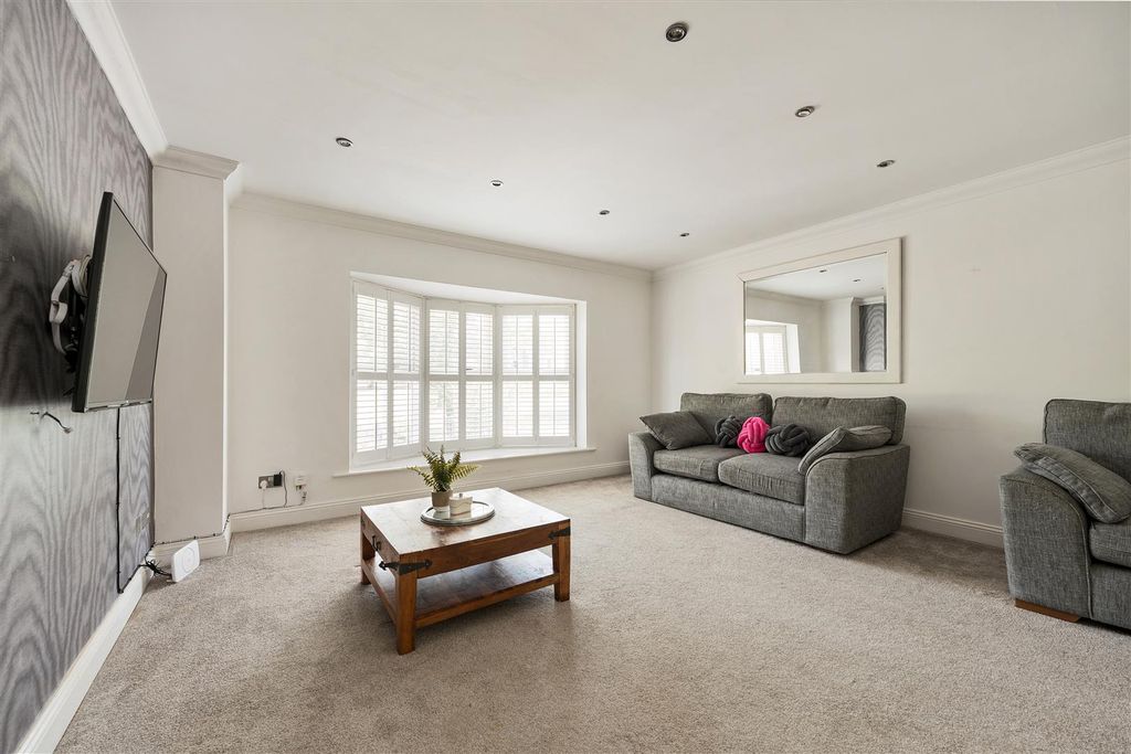 Property photo 2 of 32 Turpins Lane, Ig8