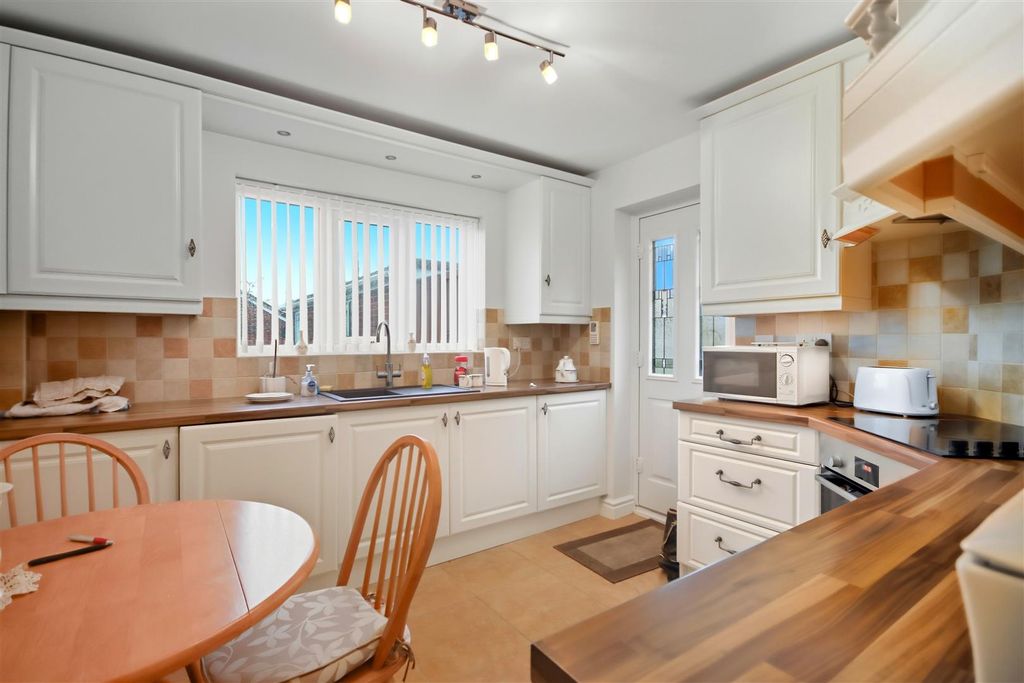 Property photo 2 of 14 Kitchen