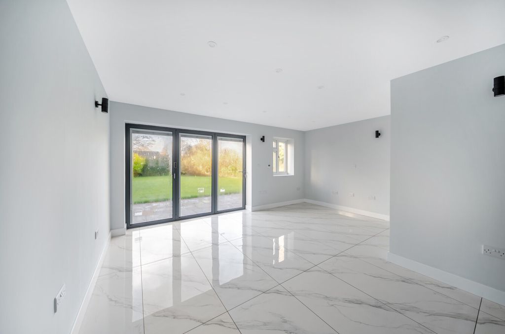 Property photo 3 of 17 Sitting Room