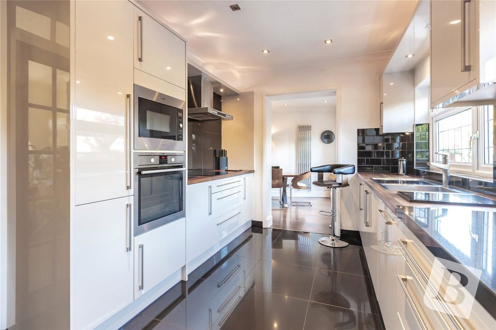 Property photo 3 of 19 Kitchen