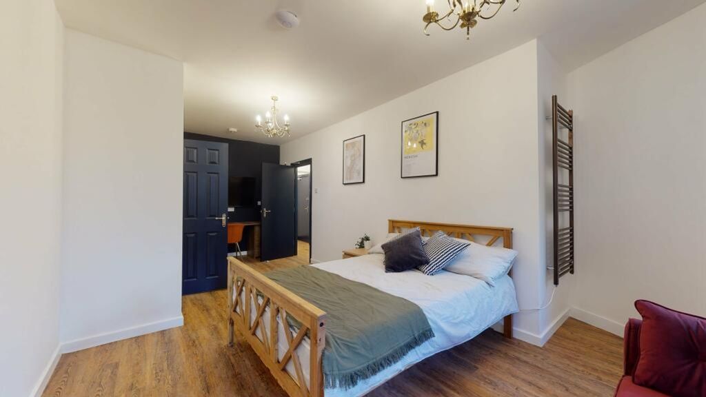 Property photo 3 of 6 A Spacious And Inviting Double Bedroom With Modern...