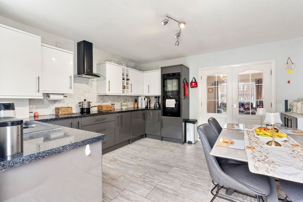 Property photo 3 of 27